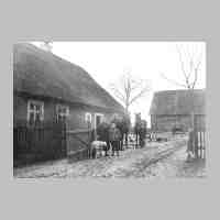 002-0031 Der Hof Riemann in Asslacken, Grossvater Friedrich Riemann mit Besuch.jpg